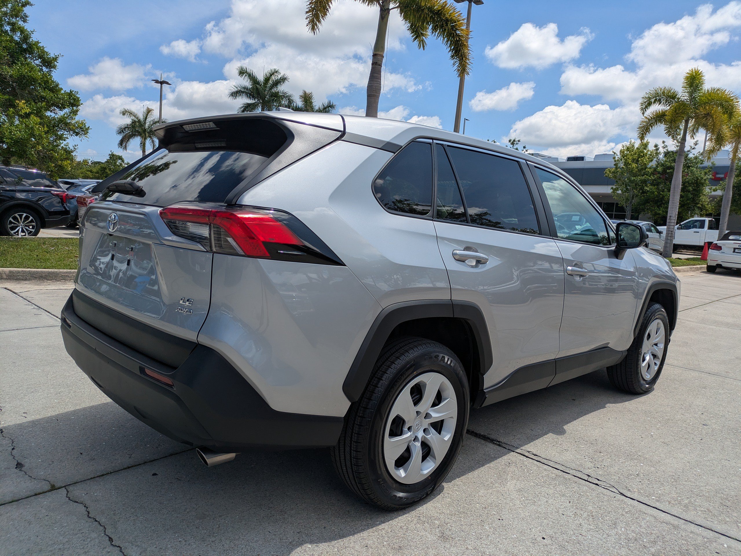 Used 2024 Toyota RAV4 LE AWD/4WD image 4