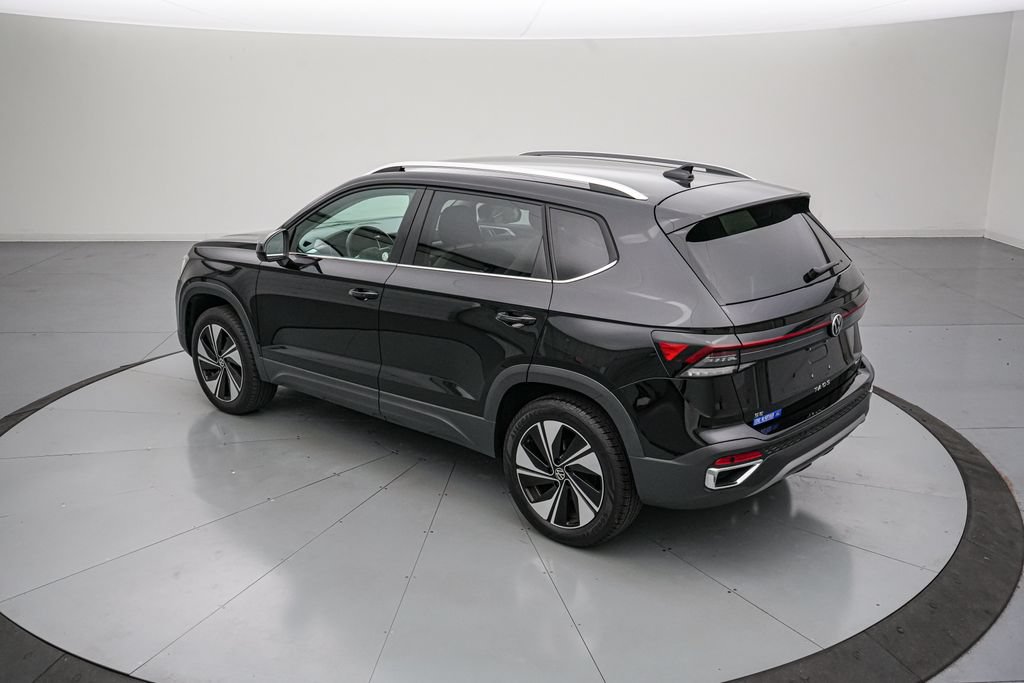 Used 2025 Volkswagen Taos SE AWD/4WD image 6