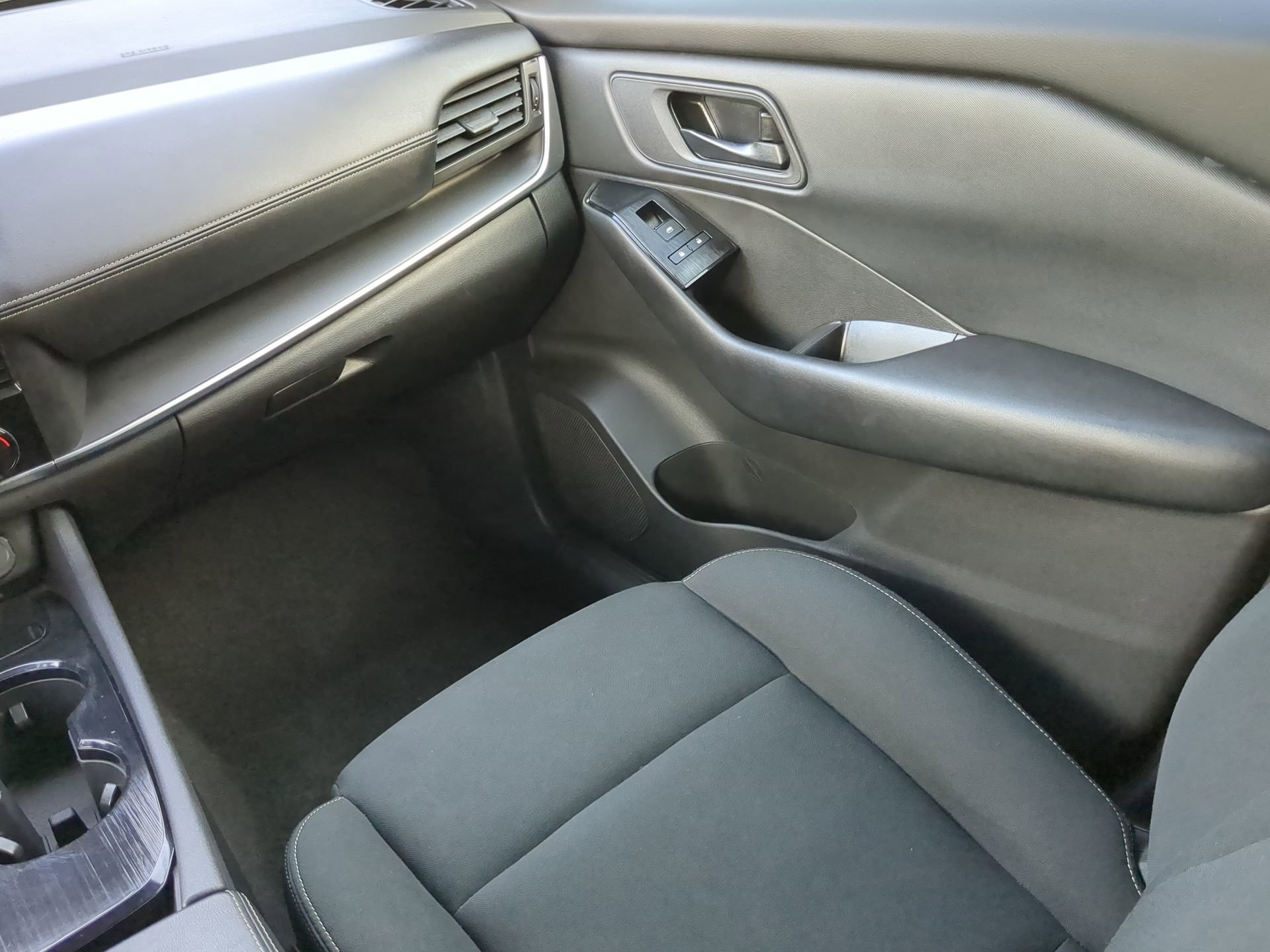 Used 2024 Nissan Rogue S FWD image 51