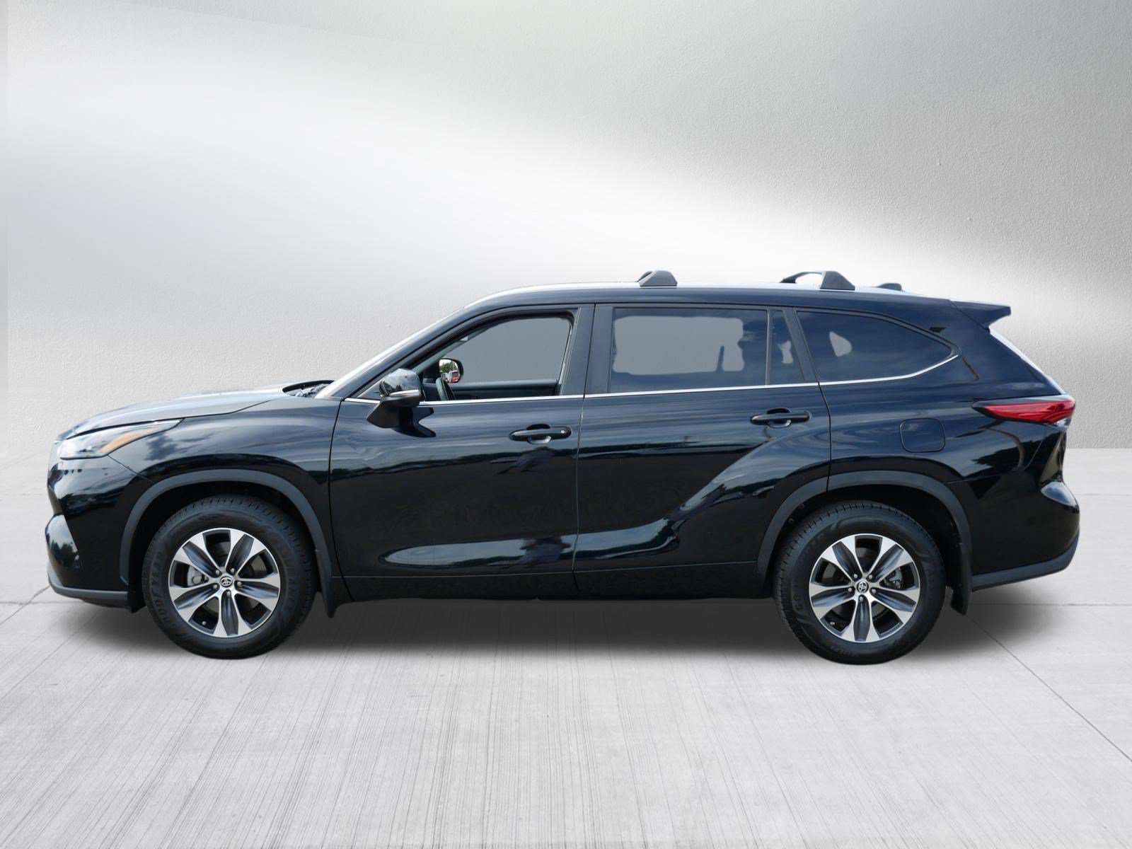 Used 2023 Toyota Highlander XLE AWD/4WD image 4