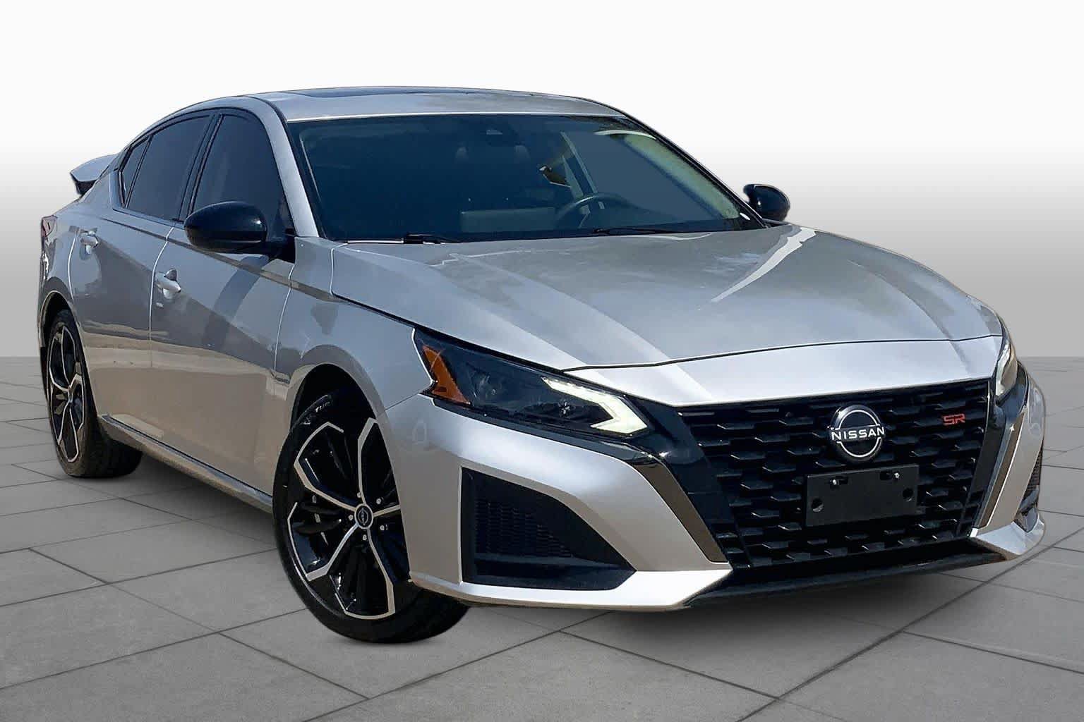 Used 2024 Nissan Altima 2.5 SR w/ SR Premium Package FWD image 3