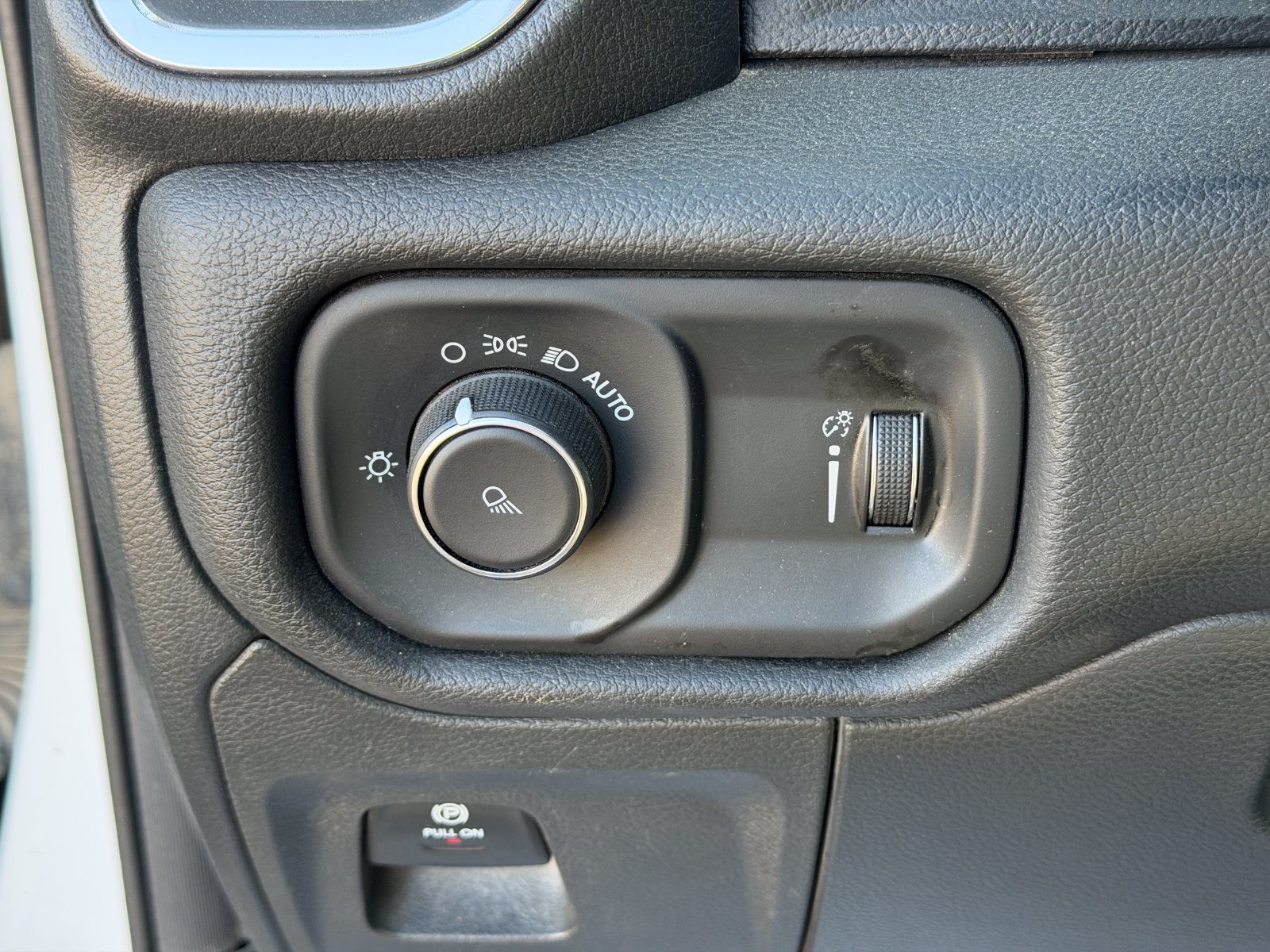 Used 2024 RAM 1500 Laramie AWD/4WD image 32