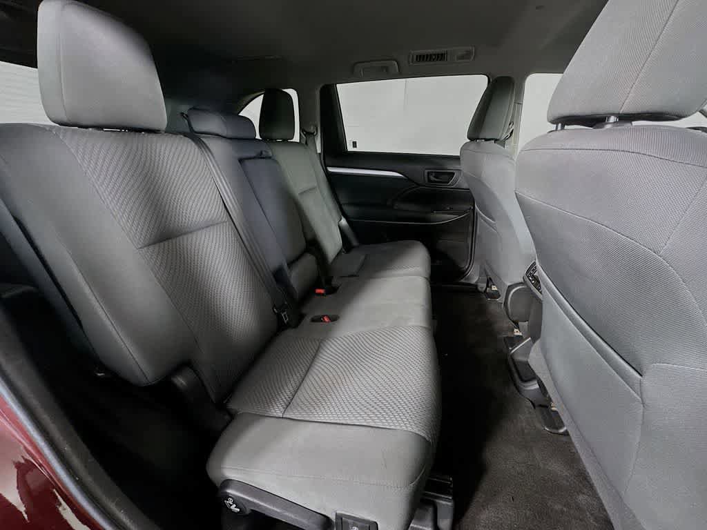 Used 2018 Toyota Highlander LE w/ Carpet Mat Package (TMS) AWD/4WD image 31