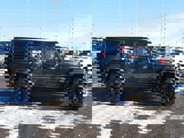 Used 2017 Jeep Wrangler Unlimited Rubicon w/ Connectivity Group image 6