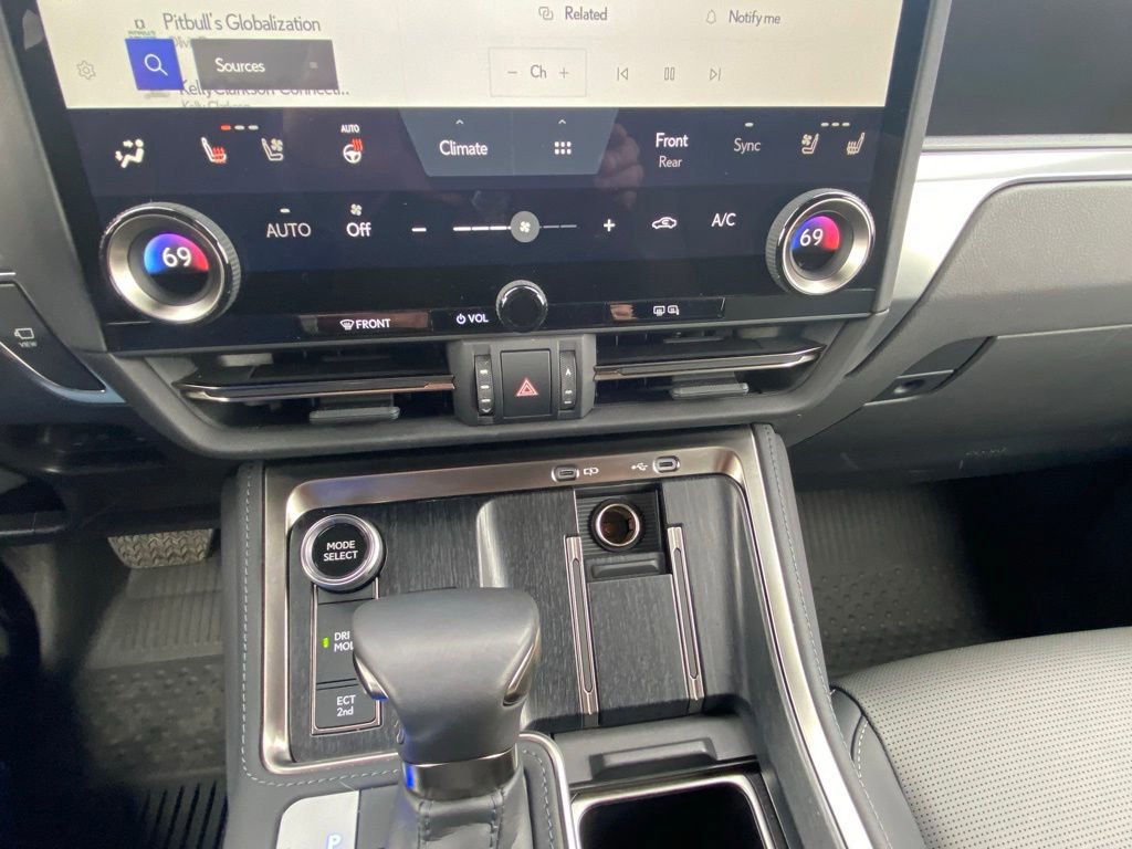 Used 2025 Lexus GX 550 w/ Accessory Package (Z1) image 17