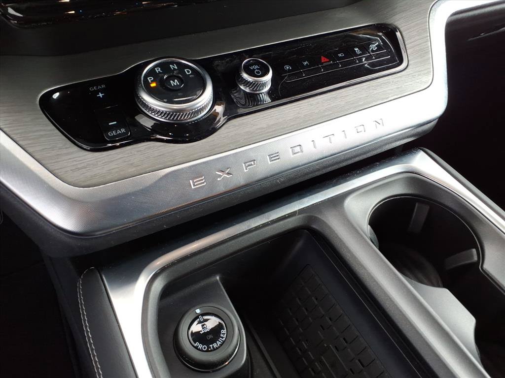 Certified 2025 Ford Expedition Platinum AWD/4WD image 11