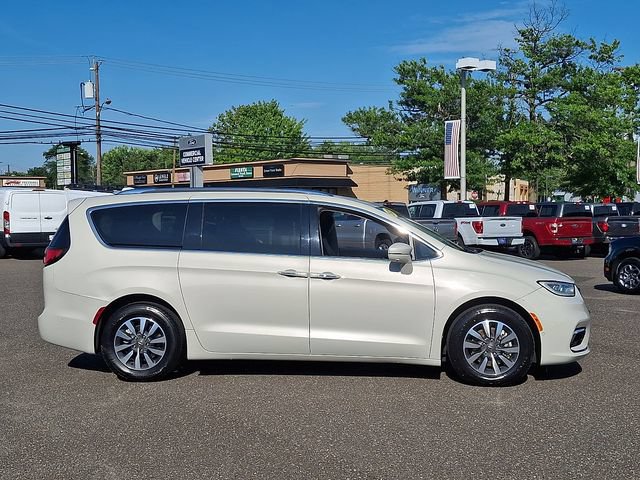 Used 2021 Chrysler Pacifica Touring-L w/ Uconnect Theater Family Group FWD image 7