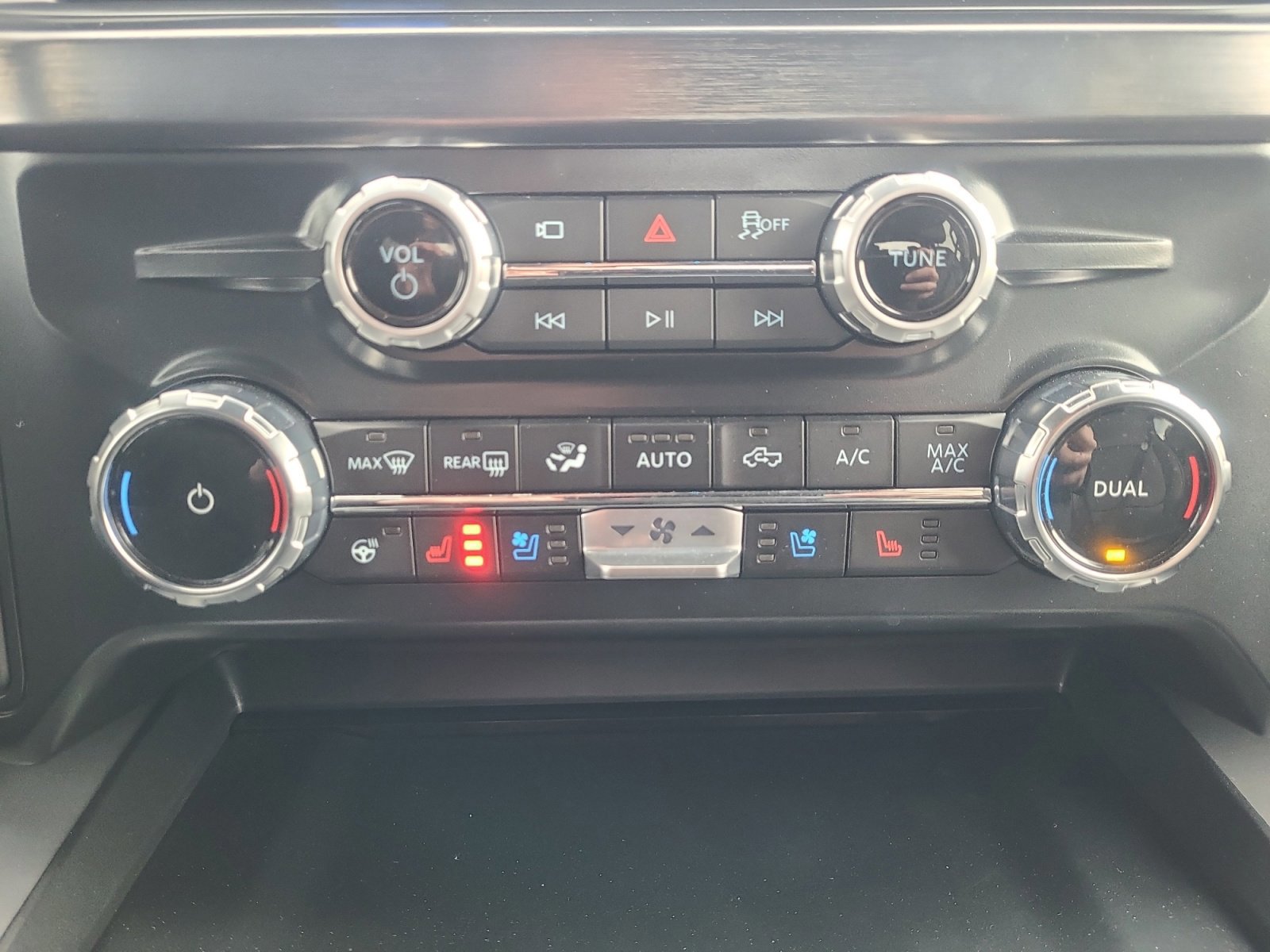 Certified 2025 Ford F350 Lariat w/ Black Appearance Package image 32