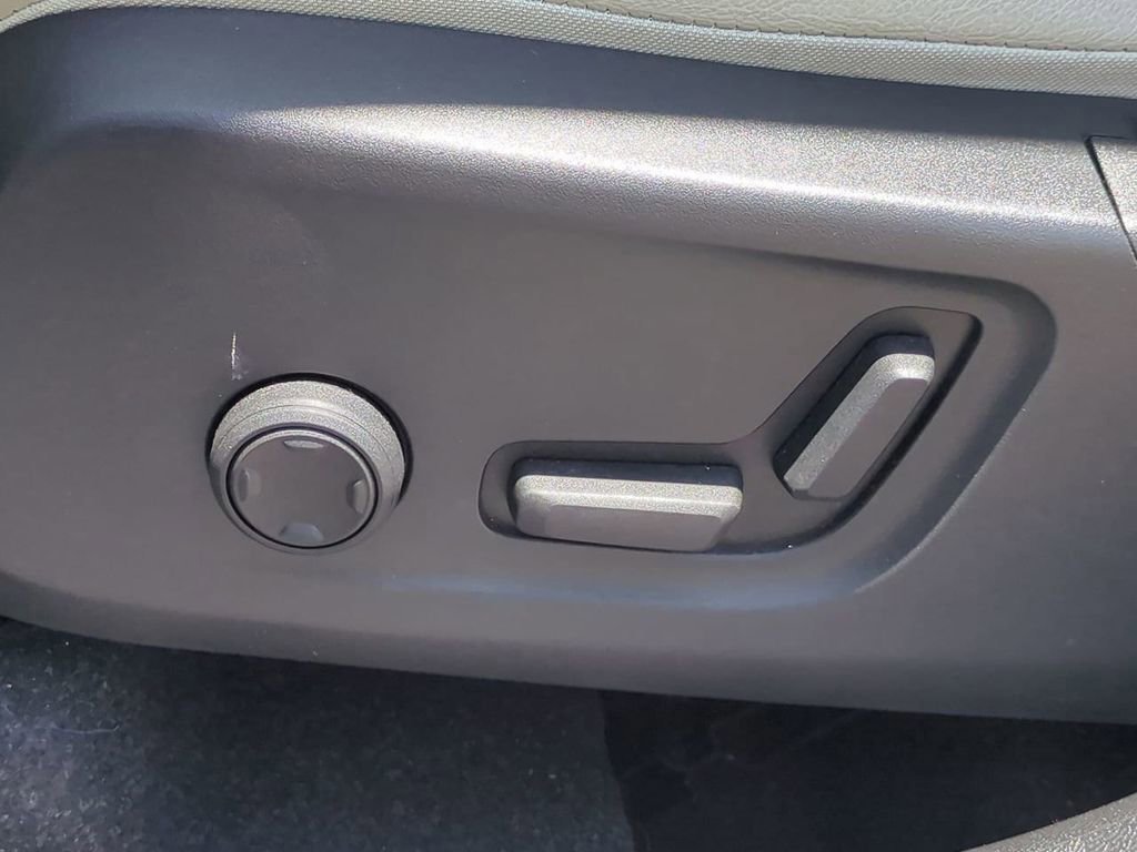 Used 2024 Volvo XC40 B5 Plus w/ Protection Package Premier image 22