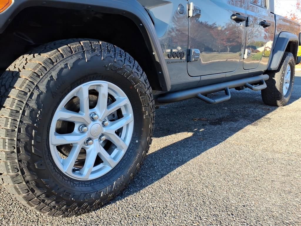 Used 2023 Jeep Gladiator Sport image 11