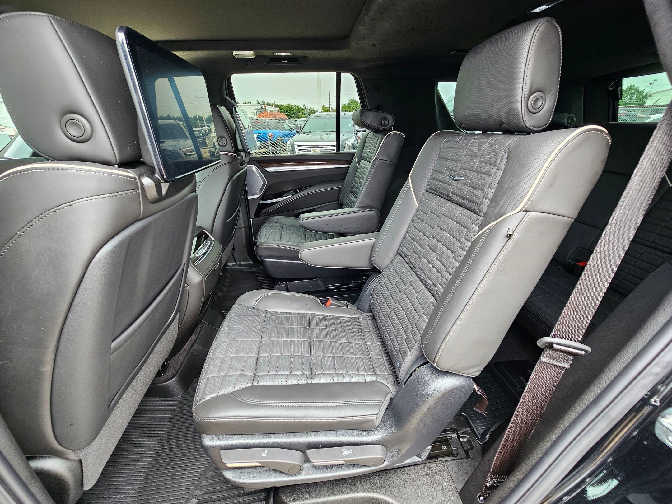 Used 2026 Cadillac Escalade Platinum Sport w/ LPO, ONYX Package AWD/4WD image 28