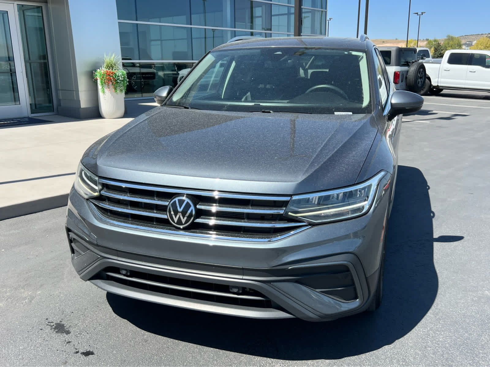 Used 2022 Volkswagen Tiguan SE AWD/4WD image 2