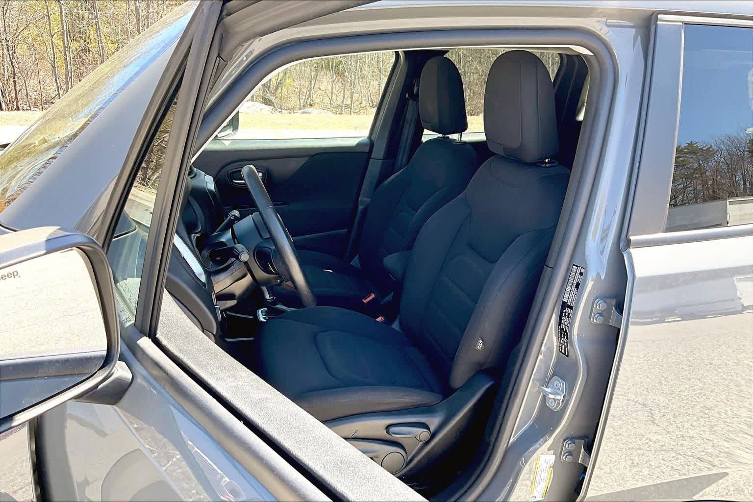 Used 2020 Jeep Renegade Latitude w/ Cold Weather Group AWD/4WD image 9