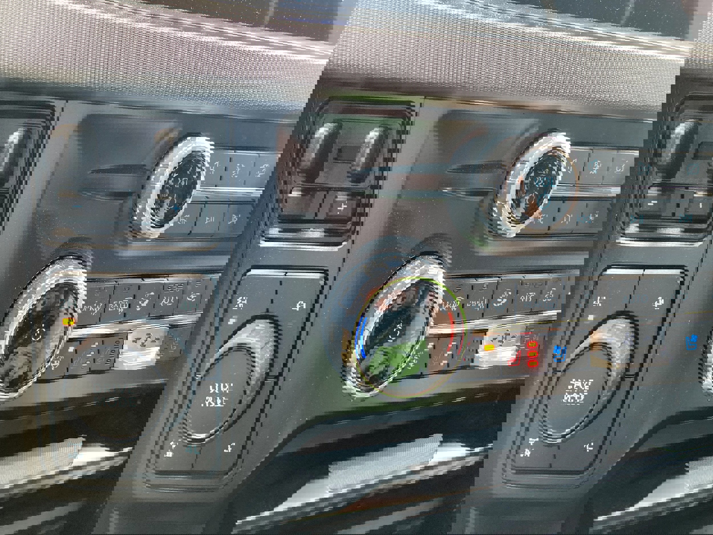 Certified 2024 Ford F350 Platinum w/ FX4 Off-Road Package image 22