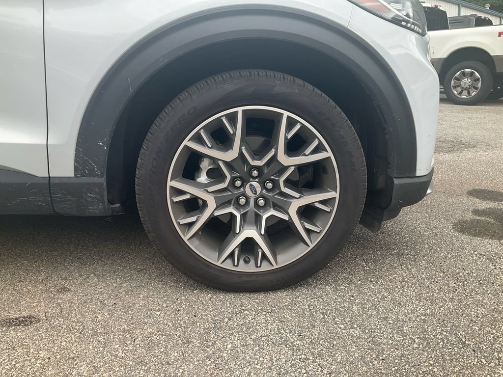 Certified 2025 Ford Explorer Platinum w/ Ultimate Package AWD/4WD image 10