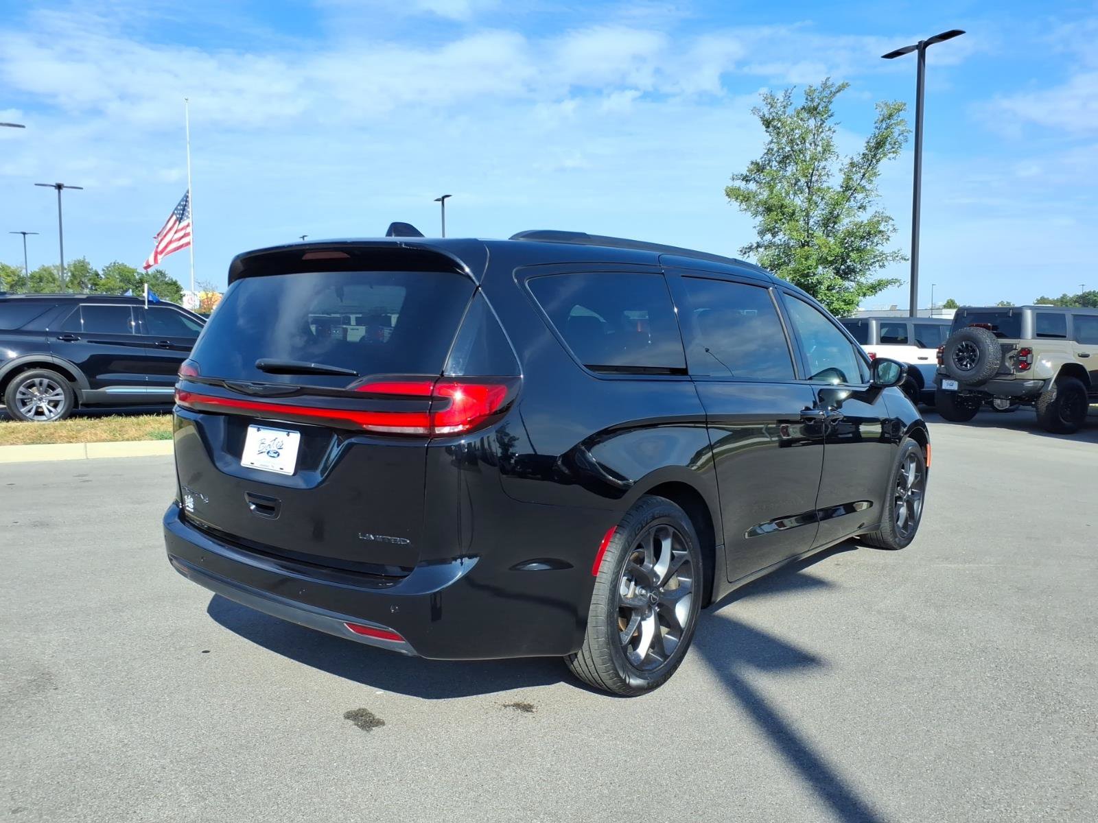 Used 2025 Chrysler Pacifica Limited FWD image 3