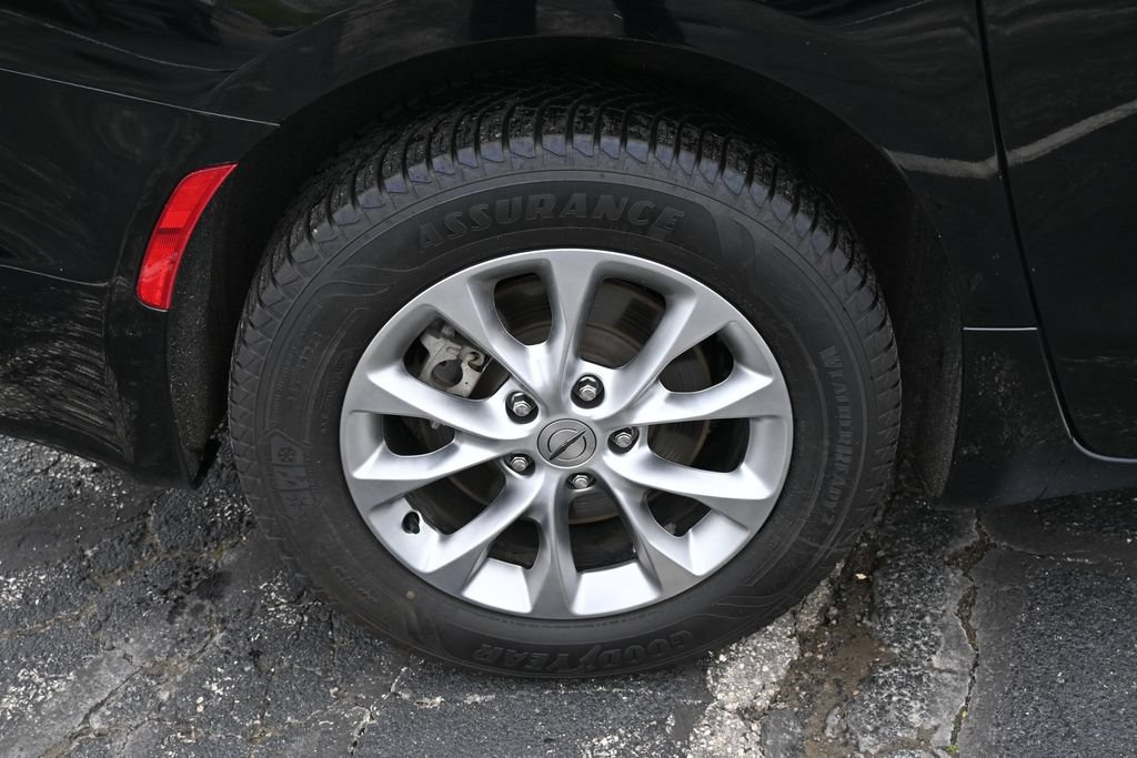 Used 2024 Chrysler Pacifica Touring-L AWD/4WD image 16