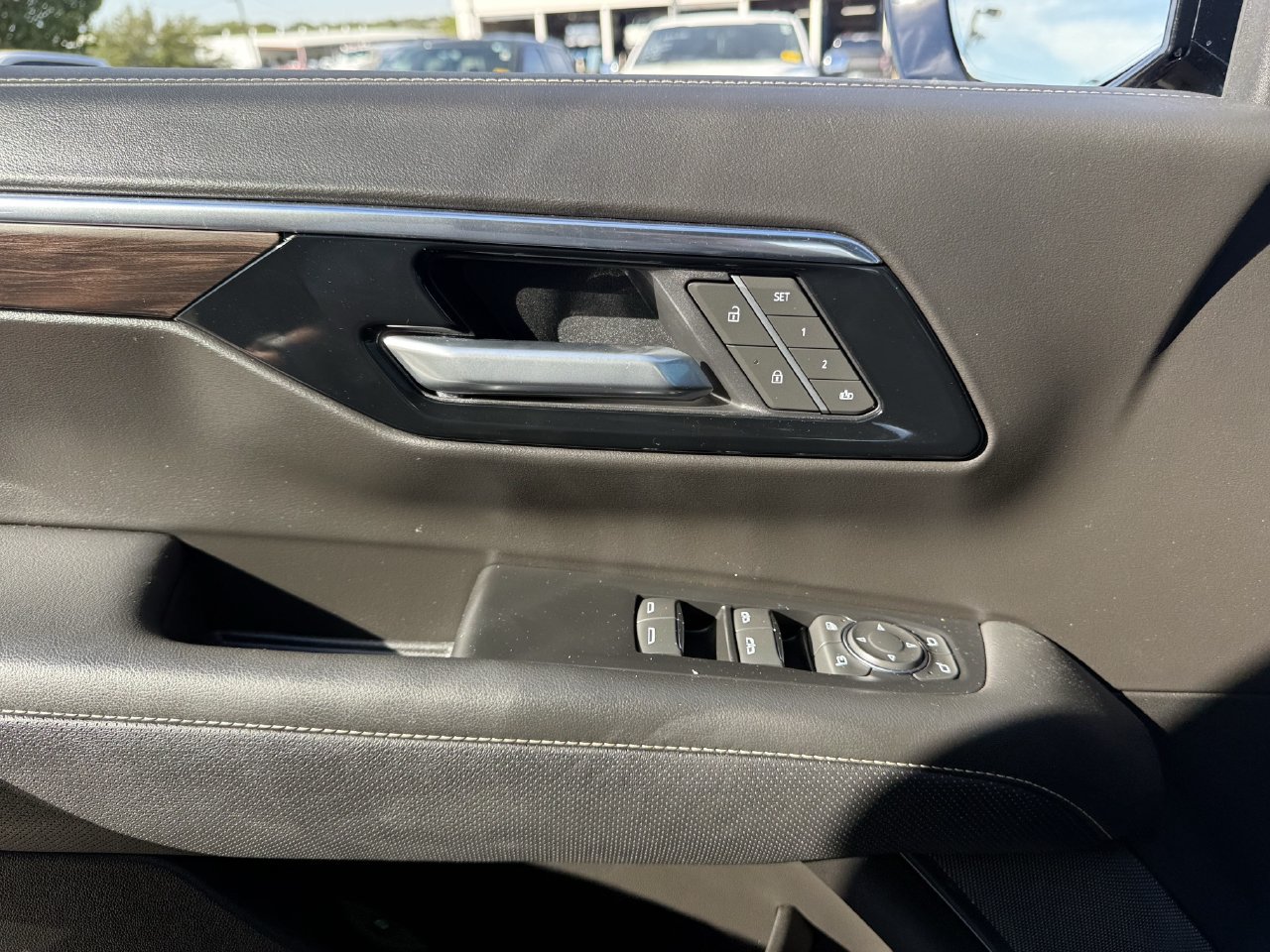 Used 2025 Chevrolet Tahoe Premier AWD/4WD image 22