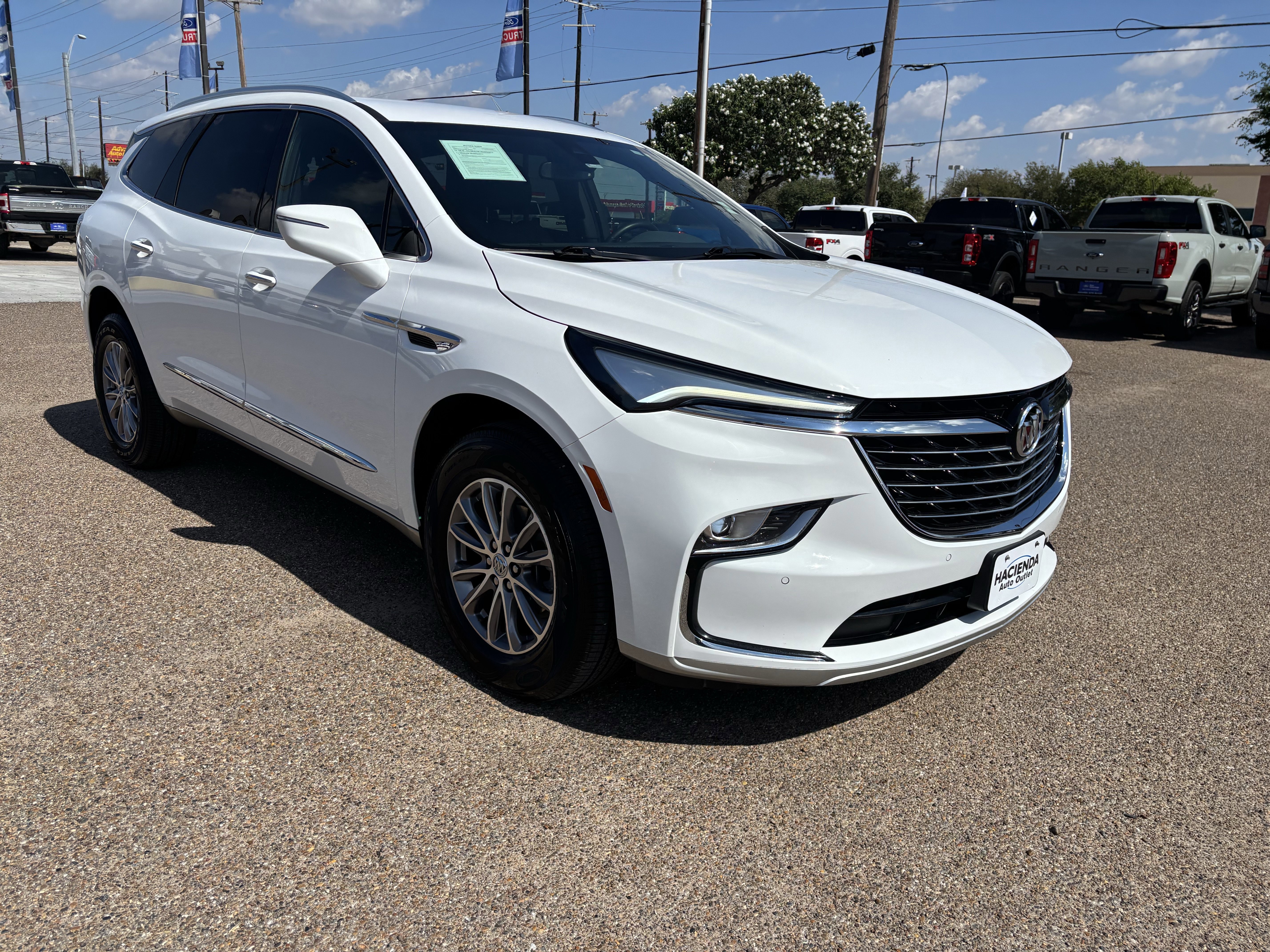 Used 2023 Buick Enclave Essence image 6