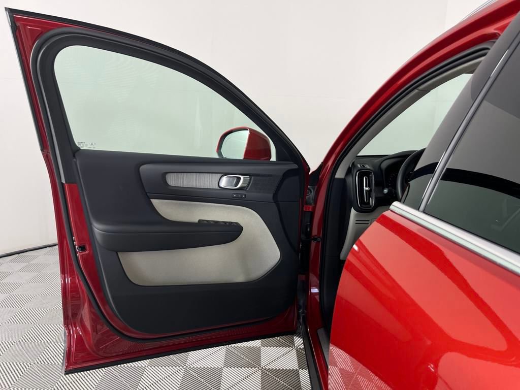 Used 2022 Volvo XC40 T5 Inscription image 10