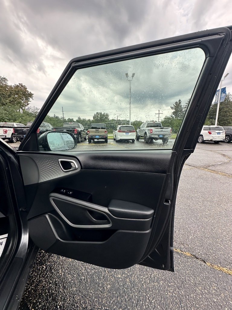 Used 2023 Kia Soul LX w/ LX Technology Package image 16