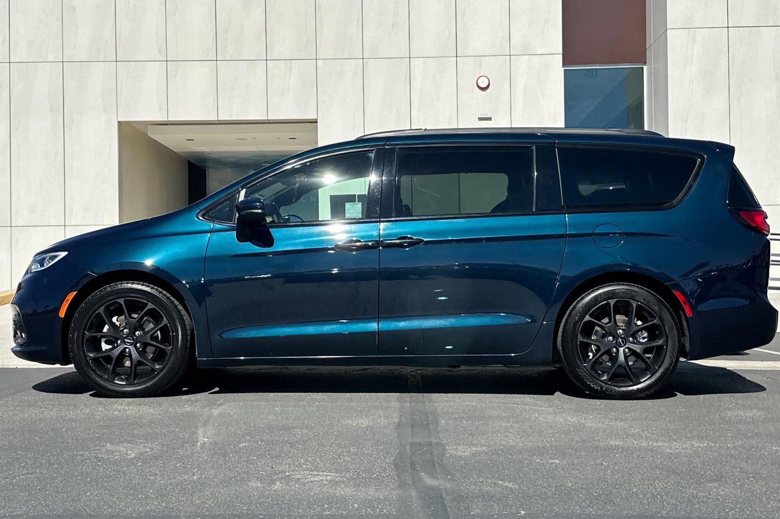 Used 2022 Chrysler Pacifica Touring-L w/ S Appearance Package image 6