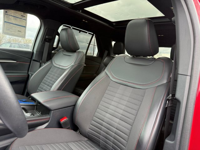 Certified 2025 Ford Explorer ST-Line w/ Premium Package AWD/4WD image 17