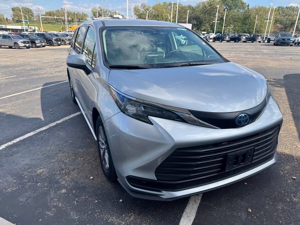 Used 2025 Toyota Sienna LE FWD image 1