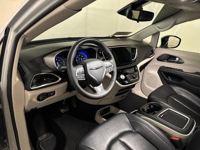 Used 2024 Chrysler Pacifica Touring-L FWD image 6