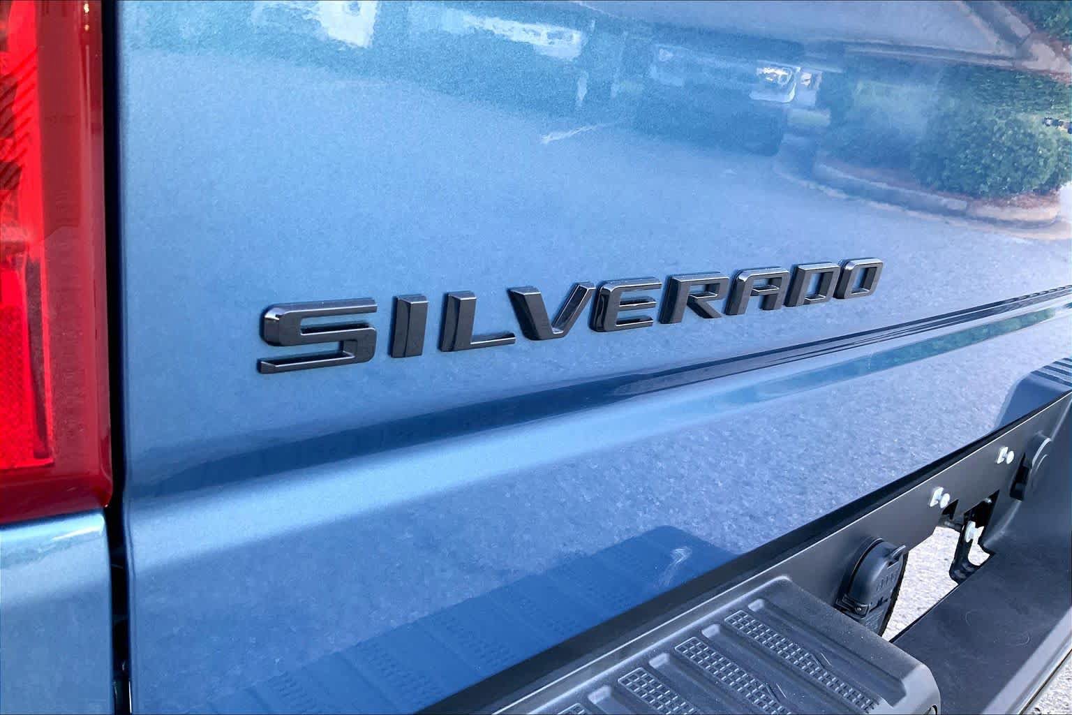Used 2024 Chevrolet Silverado 1500 Custom Trail Boss w/ Dark Appearance Package AWD/4WD image 28