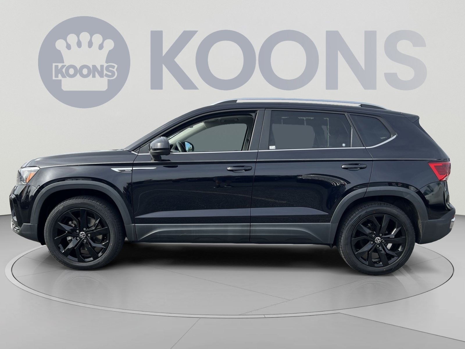 Used 2024 Volkswagen Taos SE w/ Panoramic Sunroof Package FWD image 2