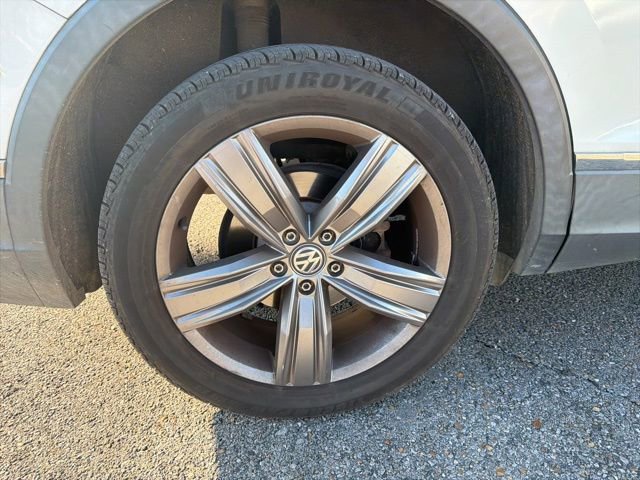 Used 2018 Volkswagen Tiguan SEL Premium image 11