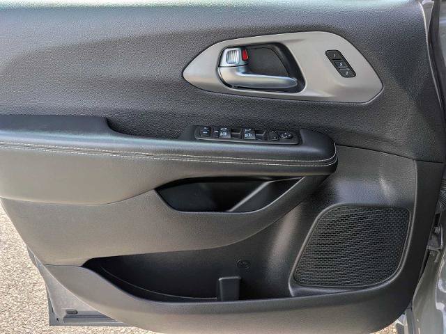Used 2025 Chrysler Pacifica Select FWD image 15