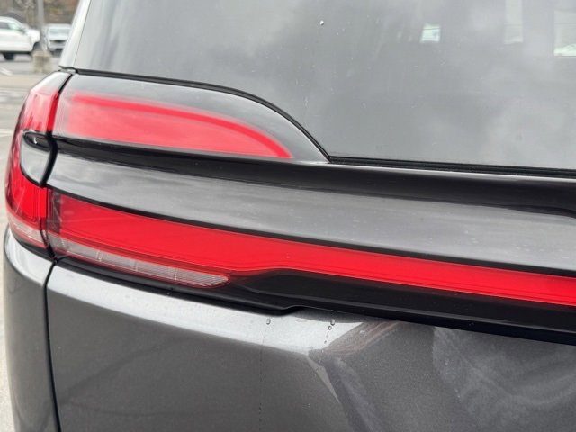 Used 2023 Chrysler Pacifica Touring-L image 12