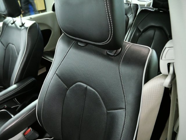 Used 2023 Chrysler Pacifica Limited FWD image 18