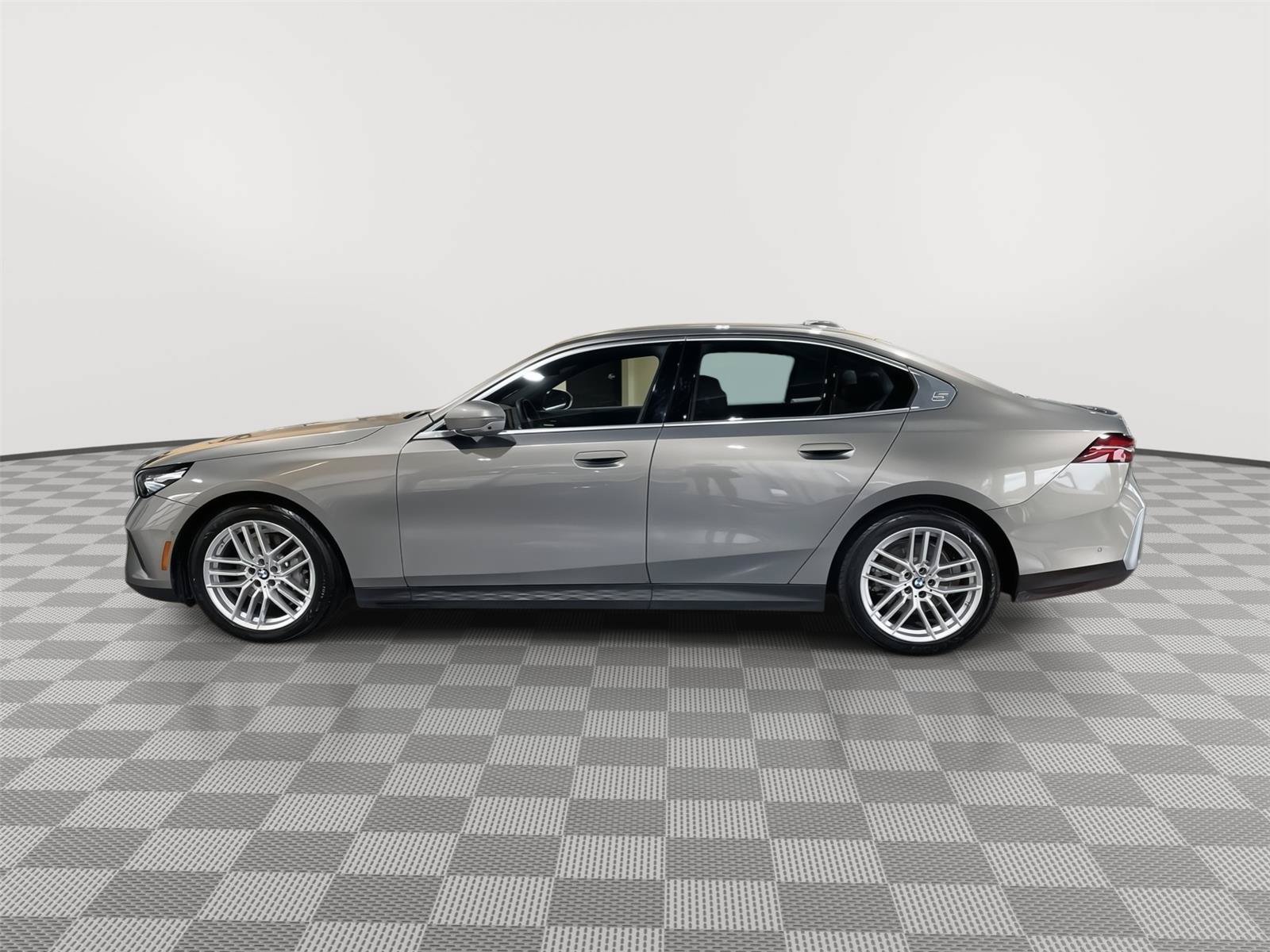 Used 2024 BMW 530i xDrive w/ Premium Package AWD/4WD image 2