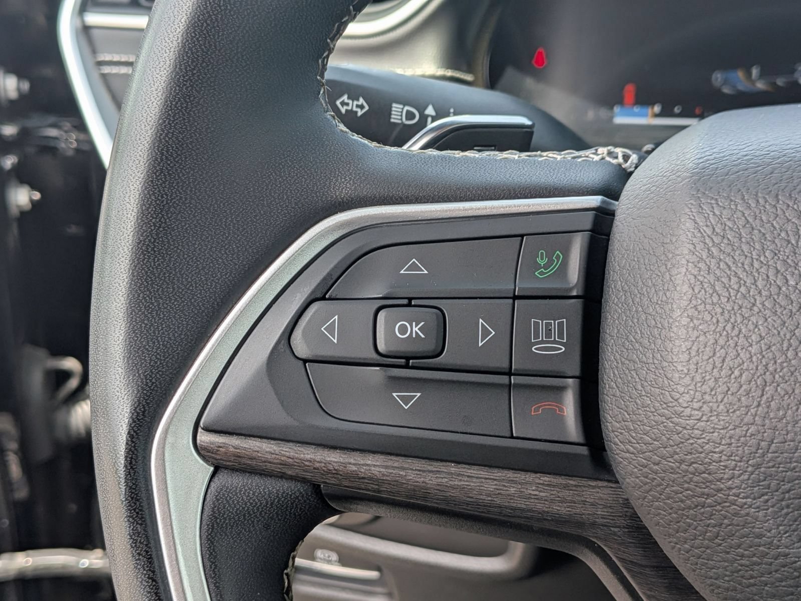 Used 2023 Jeep Grand Cherokee Limited AWD/4WD image 19