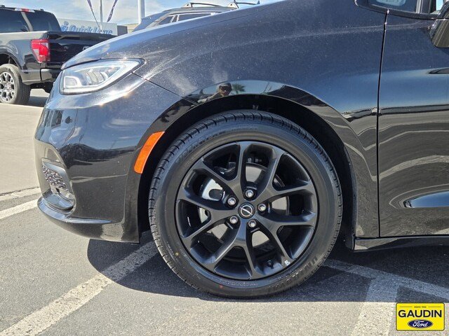 Used 2025 Chrysler Pacifica Limited FWD image 10