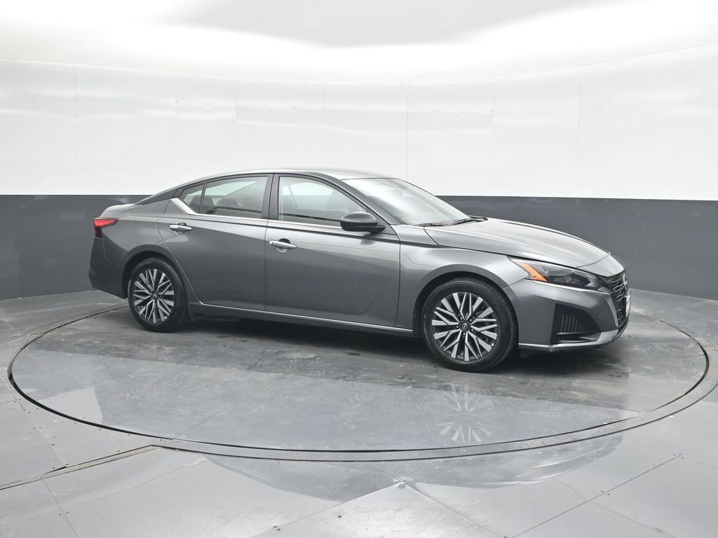 Used 2025 Nissan Altima 2.5 SV FWD image 11
