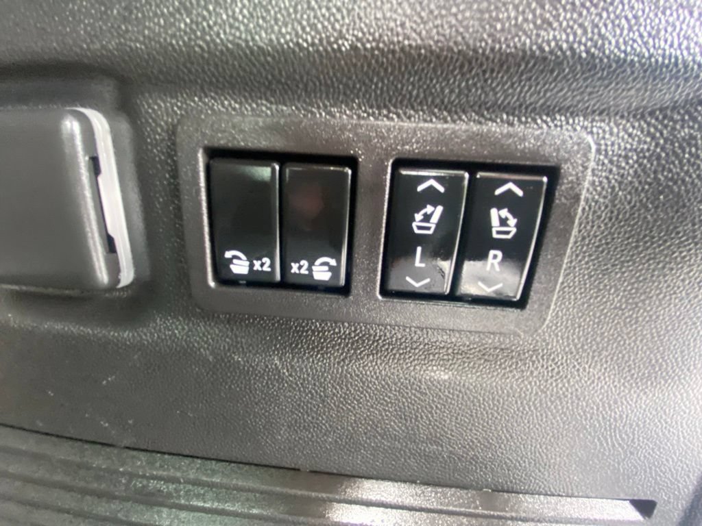 Used 2023 GMC Yukon XL Denali Ultimate AWD/4WD image 30