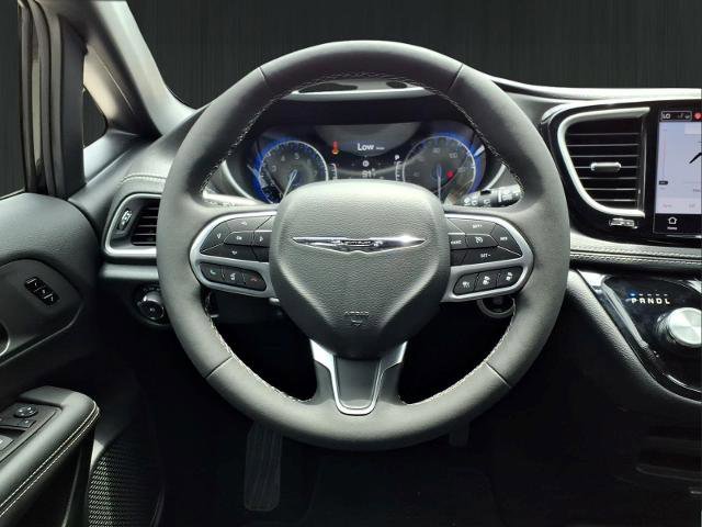 Used 2025 Chrysler Pacifica Select FWD image 18