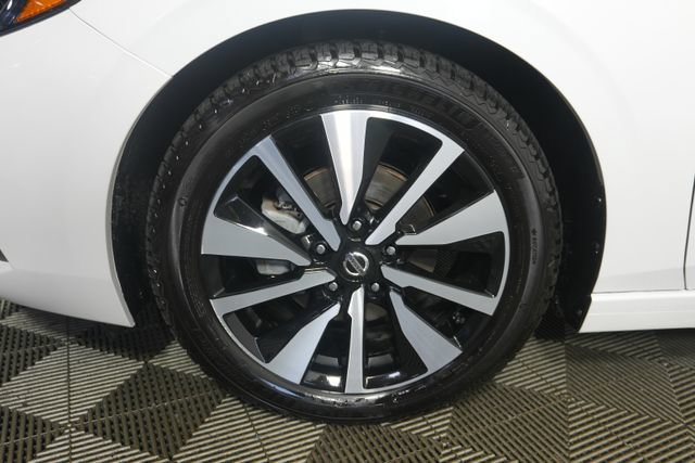 Used 2023 Nissan Sentra SV w/ SV Premium Package FWD image 9