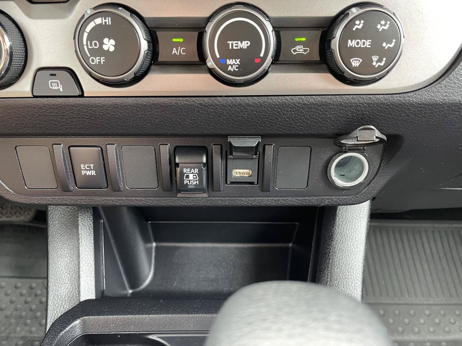 Used 2020 Toyota Tacoma SR5 AWD/4WD image 26