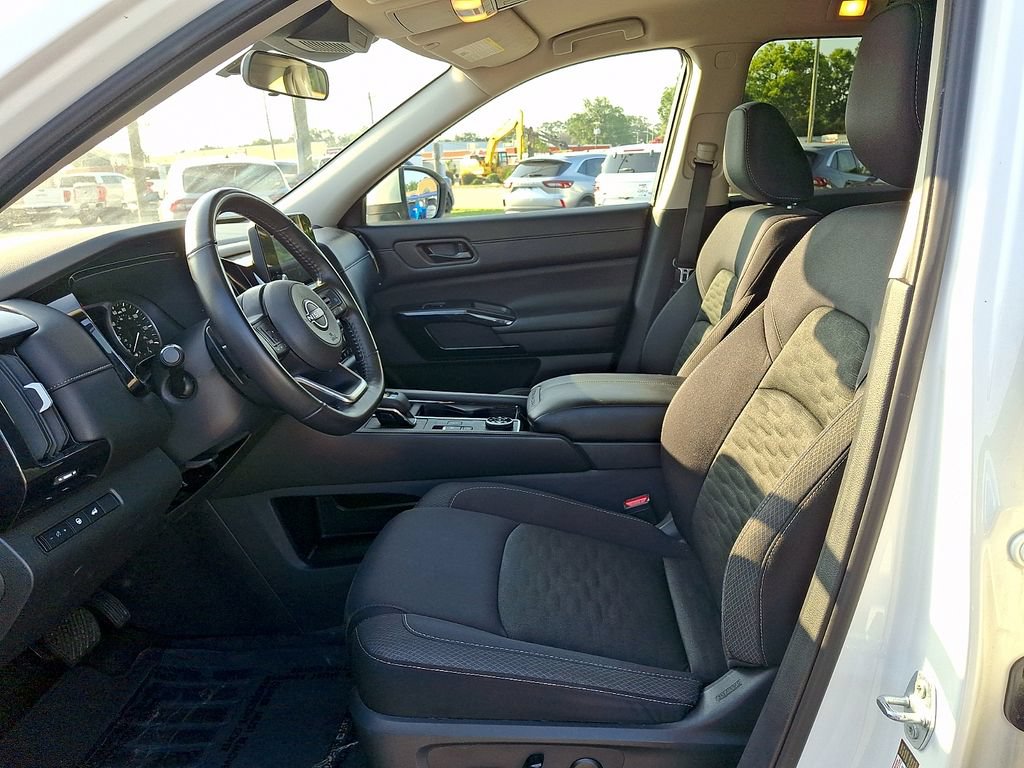 Used 2025 Nissan Pathfinder SV AWD/4WD image 13