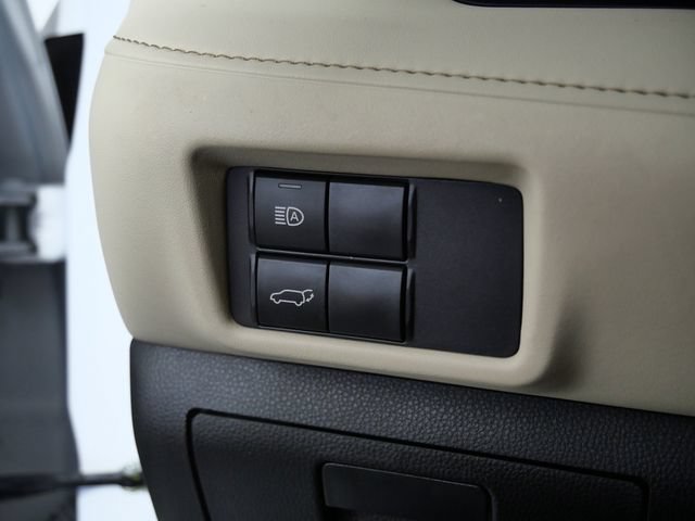 Used 2023 Toyota Highlander XLE AWD/4WD image 28