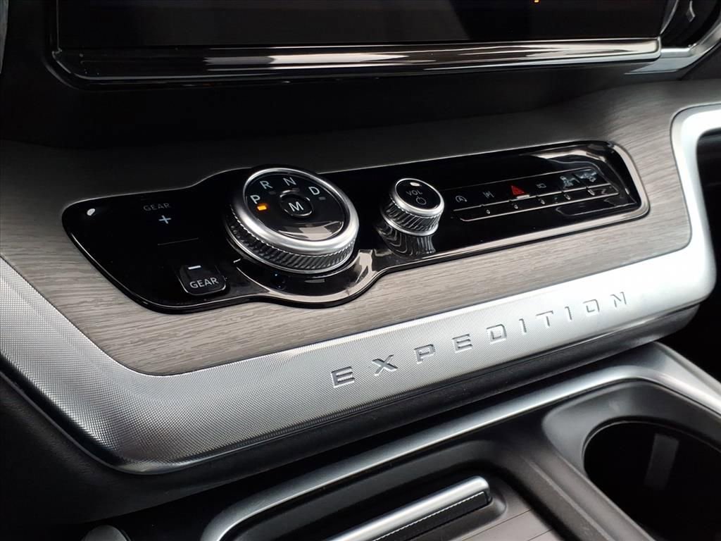 Certified 2025 Ford Expedition Platinum image 24