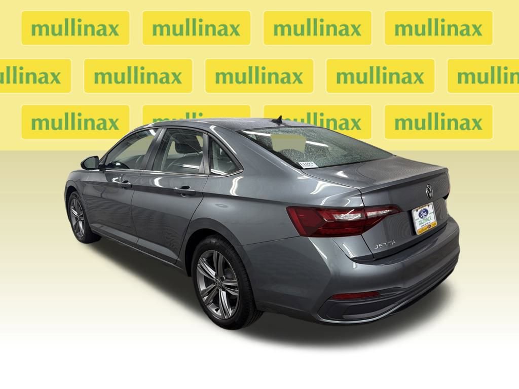 Used 2022 Volkswagen Jetta SE image 2