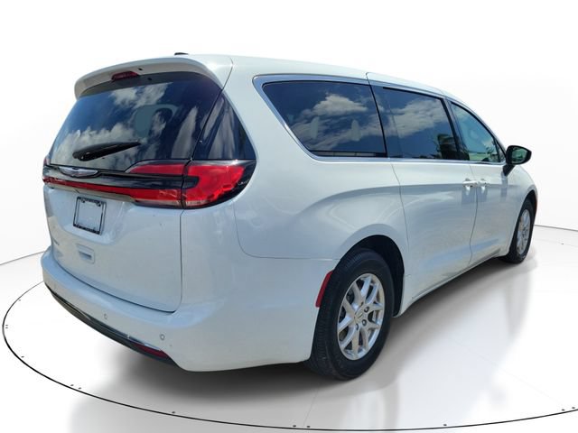 Used 2023 Chrysler Pacifica Touring-L FWD video 2