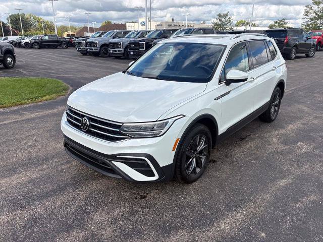 Used 2023 Volkswagen Tiguan SE w/ Panoramic Sunroof Package FWD image 4