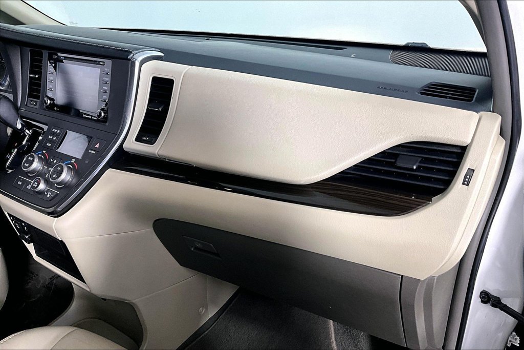 Used 2019 Toyota Sienna XLE w/ XLE Navigation Package FWD image 16